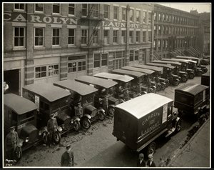 Camions de livraison garés devant la blanchisserie Carolyn au 111 East 128th Street, East Harlem, New York, 1929